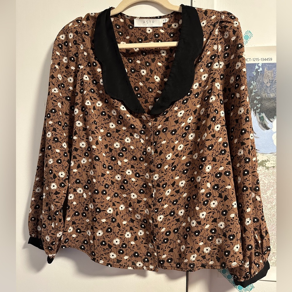 ASTR Lula Floral Contrast Collar Top - Picture 2 of 5